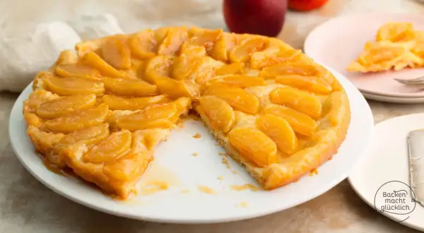 Eine köstliche, karamellisierte Tarte Tatin original mit saftigen Apfelspalten auf knusprigem Teig.