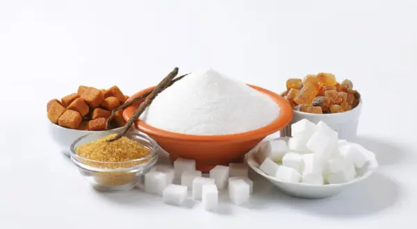 Verschiedene Zuckersorten: weißer Zucker, brauner Zucker, Kandiszucker und Würfelzucker. Hier finden Sie auch Vanilleschoten als natürlichen Ersatz für Vanillezucker.