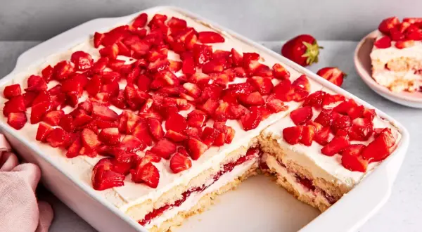 Ein saftiges Erdbeer-Tiramisu ohne Ei, belegt mit frischen Erdbeerstücken. Perfekt für den Sommer!