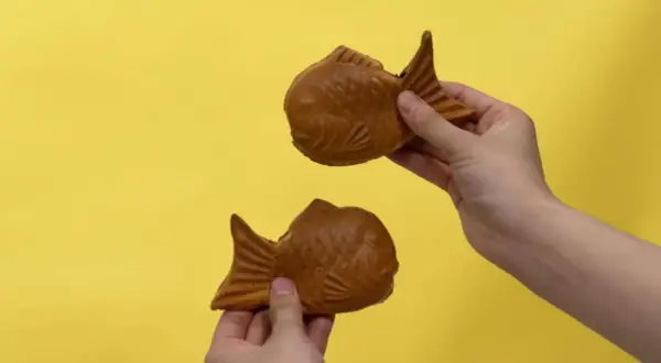 Zwei goldbraune Taiyaki-Fische, bereit zum Genießen. Dieses Taiyaki-Rezept ist ein Muss!