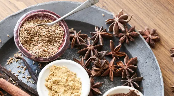 Gewürze wie Sternanis, Zimt und Vanille, bereit als Sternanis-Ersatz für ein festliches Backrezept.