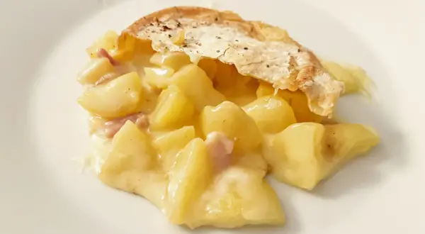 Herzhaftes Tartiflette-Rezept: Kartoffeln, Speck und Käse in cremiger Sauce, überbacken mit knusprigem Teig. Ein Genuss!