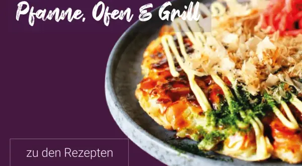 Leckeres Okonomiyaki, ein Beispiel für schnelle japanische Gerichte, garniert mit Mayonnaise und Bonitoflocken.