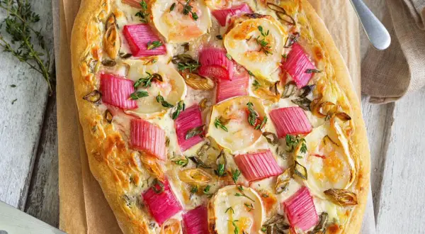 Herzhafte Rhabarber-Tarte mit Ziegenkäse und Thymian. Zeigt, was man mit Rhabarber machen kann: eine köstliche, ungewöhnliche Pizza-Variante.
