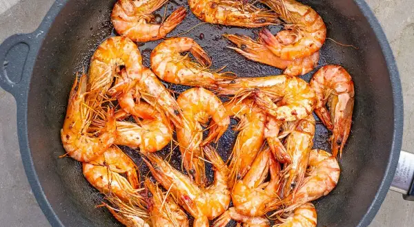 Saftige Garnelen braten in der Pfanne. Perfekte scampi rezepte in der pfanne für einen schnellen Genuss.