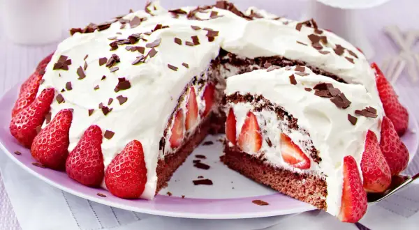 Eine köstliche Erdbeer Stracciatella Torte mit viel Sahne, frischen Erdbeeren und Schokostückchen.