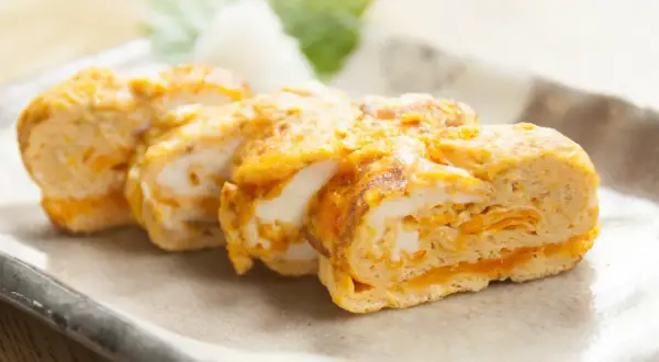 Leckeres Tamagoyaki Rezept: Gerolltes Omelett mit süß-salziger Note, perfekt als Beilage oder Snack.