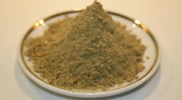 Ein kleiner Berg aus Zatar, einer würzigen Mischung aus Kräutern, Sesam und Sumach, liegt auf einem Teller.