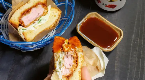 Ein saftiges Katsu Sando mit knuspriger Panade, Kohl und Sauce. Perfekt für einen schnellen, leckeren Snack.
