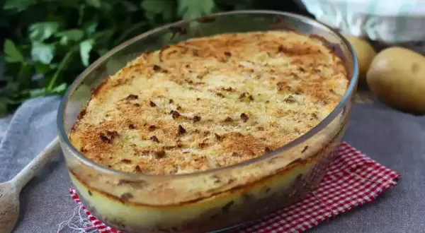 Herzhaftes Hachis Parmentier in einer Glasform, goldbraun überbacken, mit Kartoffeln und Hackfleisch.