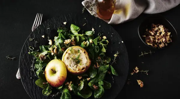 Gefüllter Apfel auf Salat mit Nüssen, eine köstliche Idee für Apfel Rezepte.