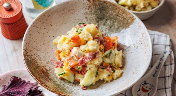 Ein cremiger japanischer Kartoffelsalat mit Kartoffeln, Gurken, Karotten und Mais.