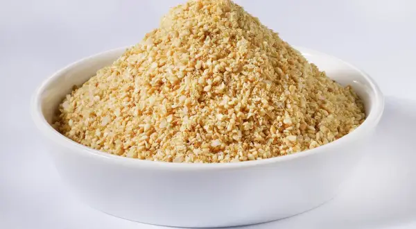Ein Berg aus geröstetem Sesam und Salz, bereit für ein einfaches Gomasio Rezept. Perfekt zum Würzen!