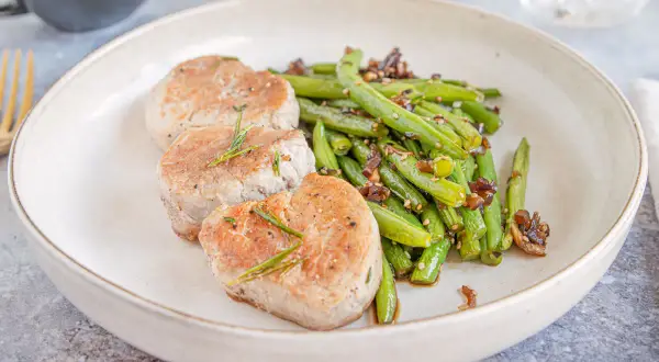 Saftige Schweinemedaillons mit Rosmarin und grünen Bohnen, ein einfaches und leckeres schweinemedaillons rezept.