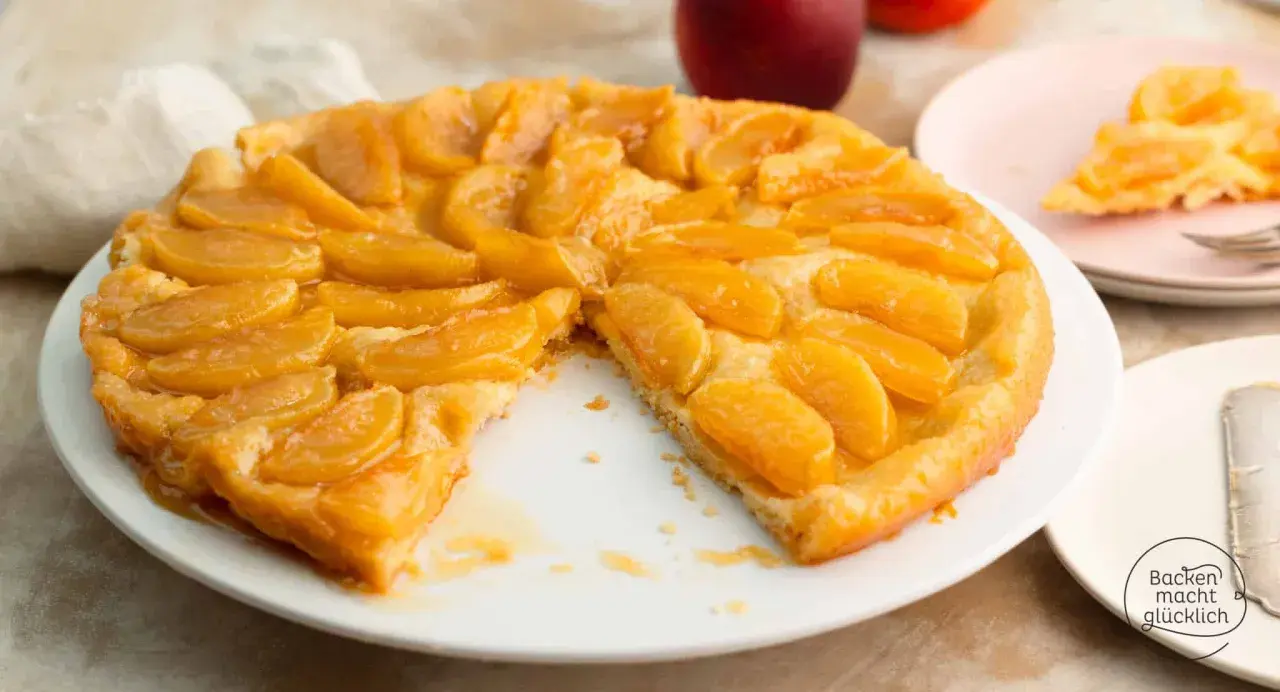Eine köstliche, karamellisierte Tarte Tatin original mit saftigen Apfelspalten auf knusprigem Teig.
