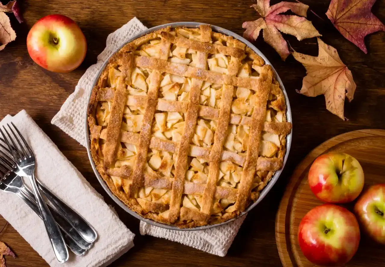 Goldbrauner Apfelkuchen mit Gittermuster, bereit zum Servieren. Ein perfektes apple pie rezept für gemütliche Herbsttage.