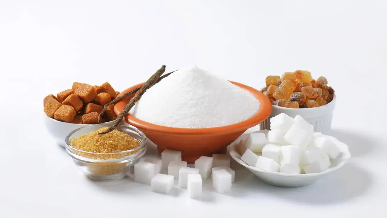 Verschiedene Zuckersorten: weißer Zucker, brauner Zucker, Kandiszucker und Würfelzucker. Hier finden Sie auch Vanilleschoten als natürlichen Ersatz für Vanillezucker.
