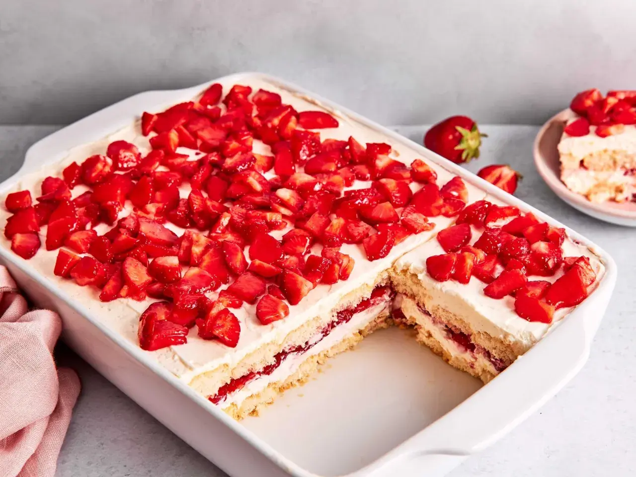 Ein saftiges Erdbeer-Tiramisu ohne Ei, belegt mit frischen Erdbeerstücken. Perfekt für den Sommer!