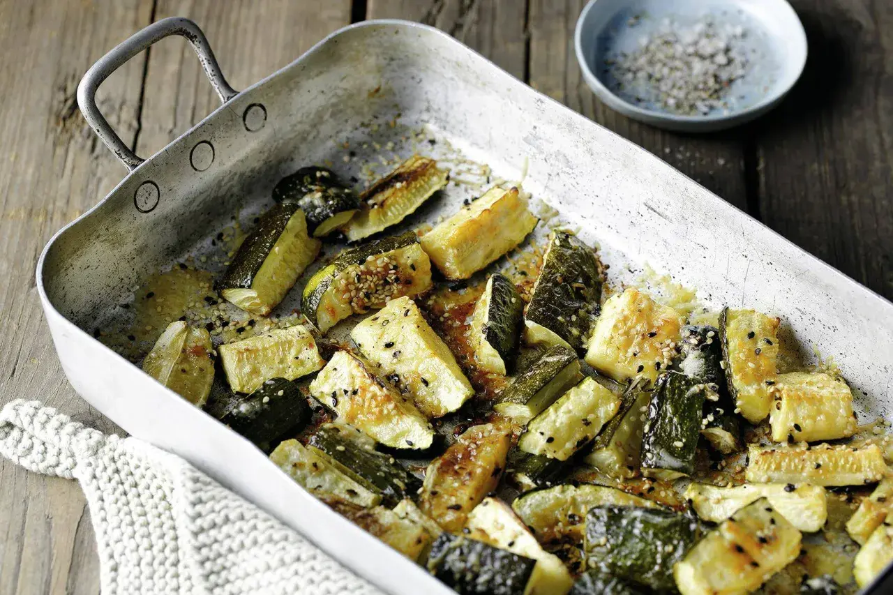 Geröstete Zucchini-Stücke mit Sesam, perfekt für einfache zucchini rezepte.