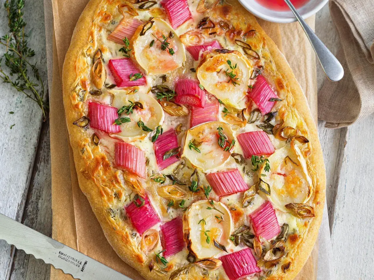 Herzhafte Rhabarber-Tarte mit Ziegenkäse und Thymian. Zeigt, was man mit Rhabarber machen kann: eine köstliche, ungewöhnliche Pizza-Variante.