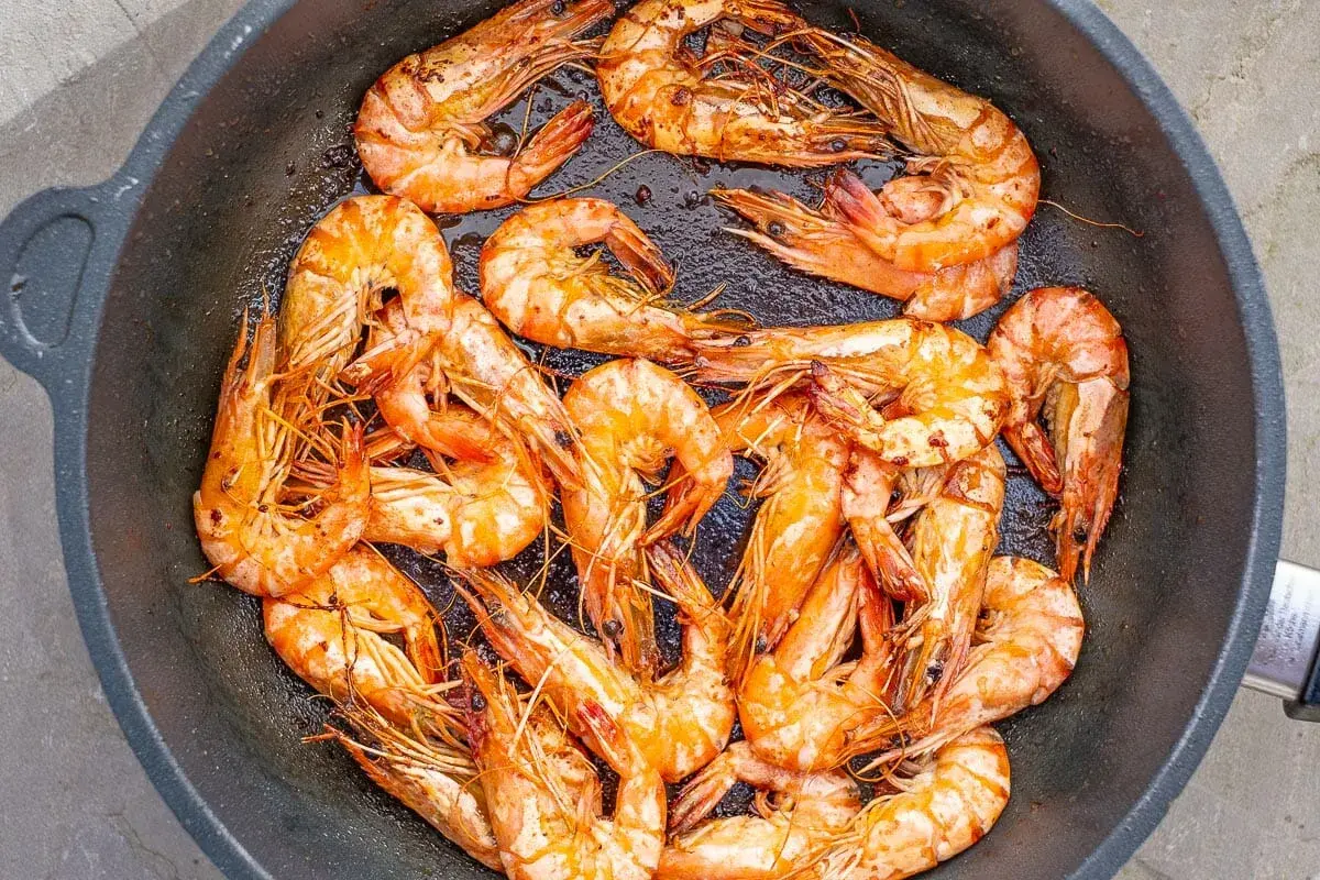 Saftige Garnelen braten in der Pfanne. Perfekte scampi rezepte in der pfanne für einen schnellen Genuss.