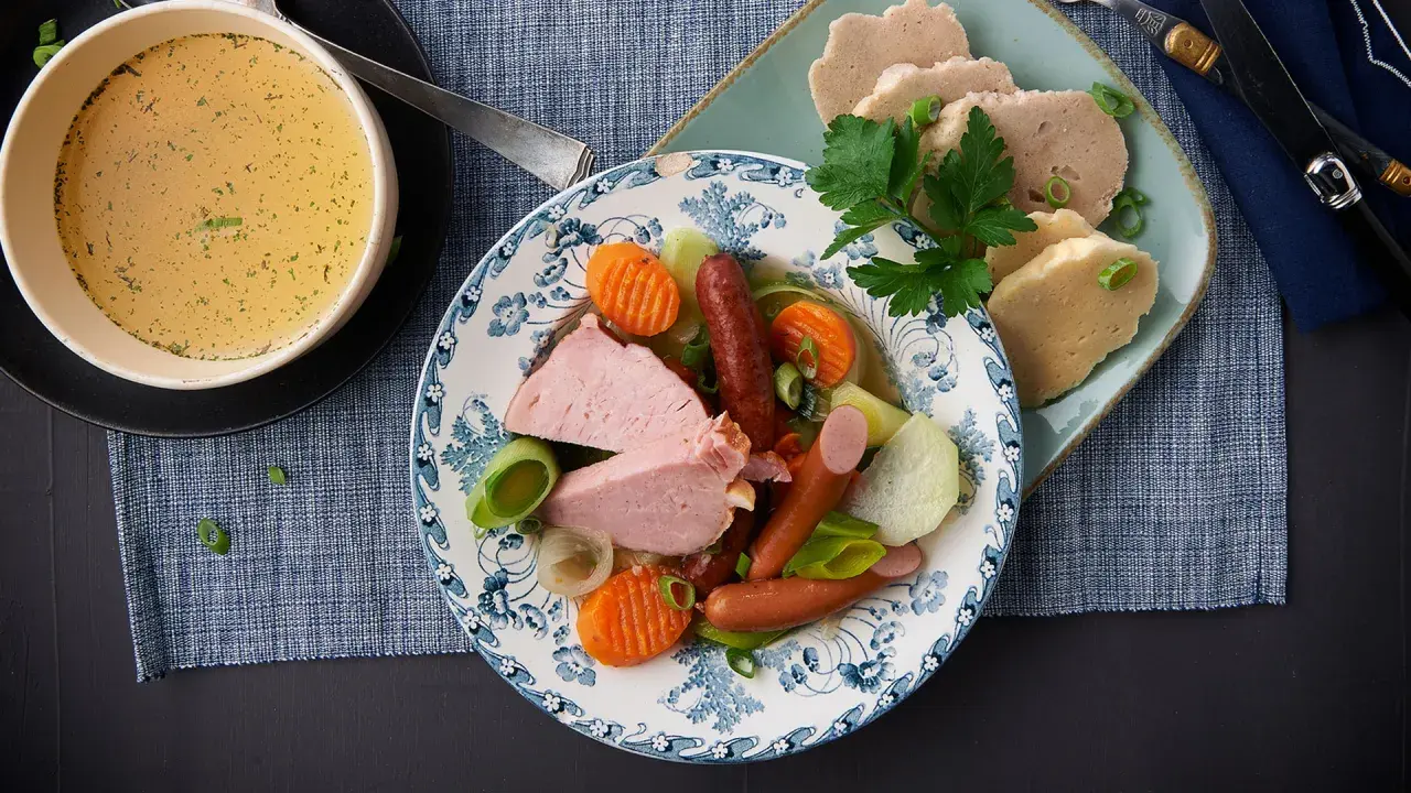 Herzhaftes Gericht mit Fleisch, Würstchen, Gemüse und Klößen. Ein kig ha farz für Genießer.