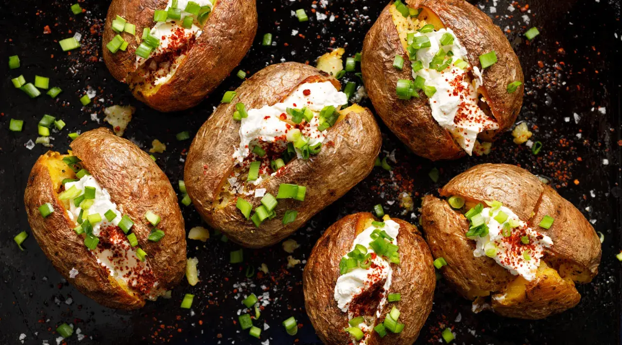 Mehrere gebackene Kartoffeln, gefüllt mit saurer Sahne, Schnittlauch und Paprikapulver. Ein wahrhaft "jacked potato" Genuss!