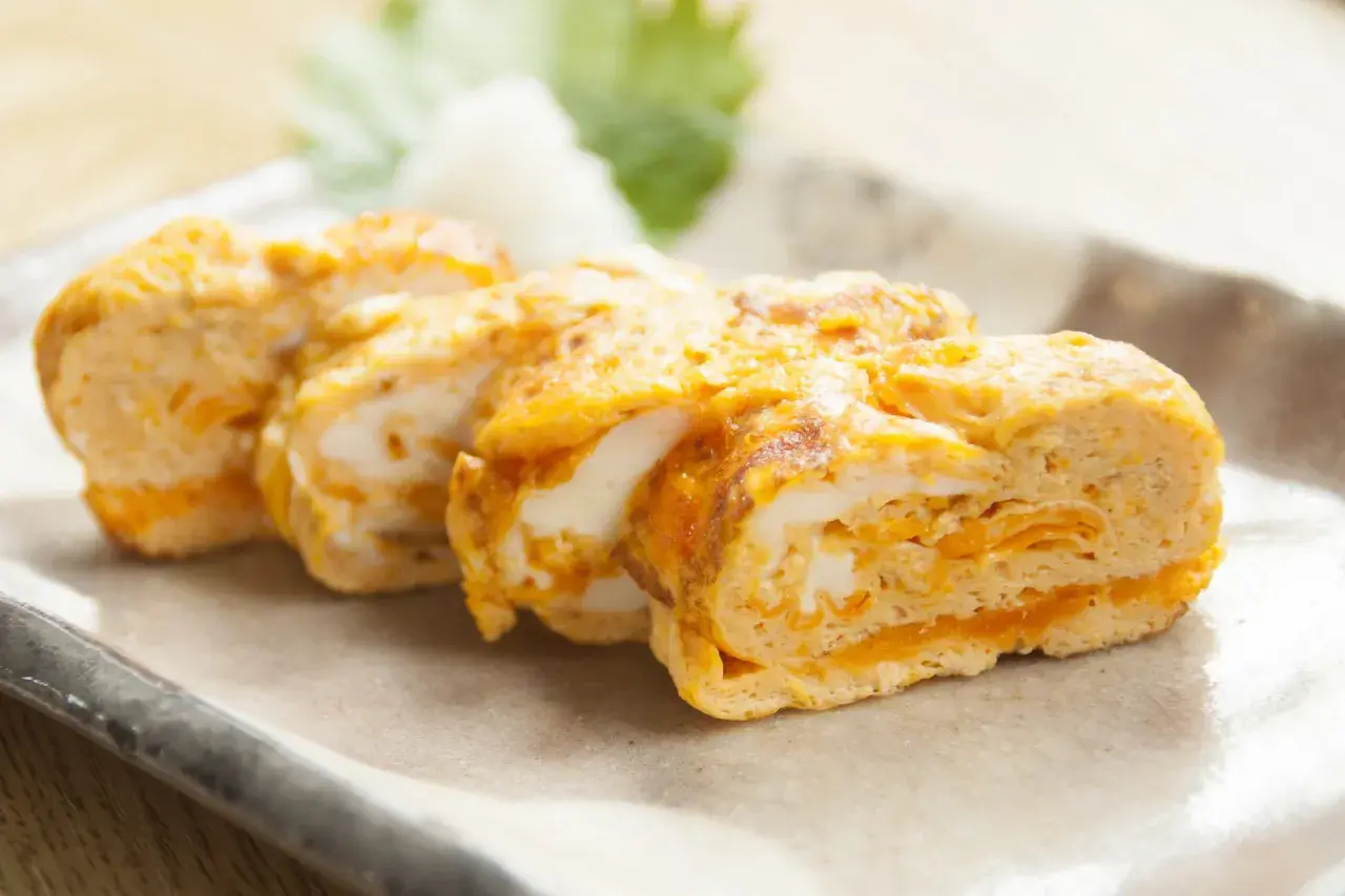 Leckeres Tamagoyaki Rezept: Gerolltes Omelett mit süß-salziger Note, perfekt als Beilage oder Snack.