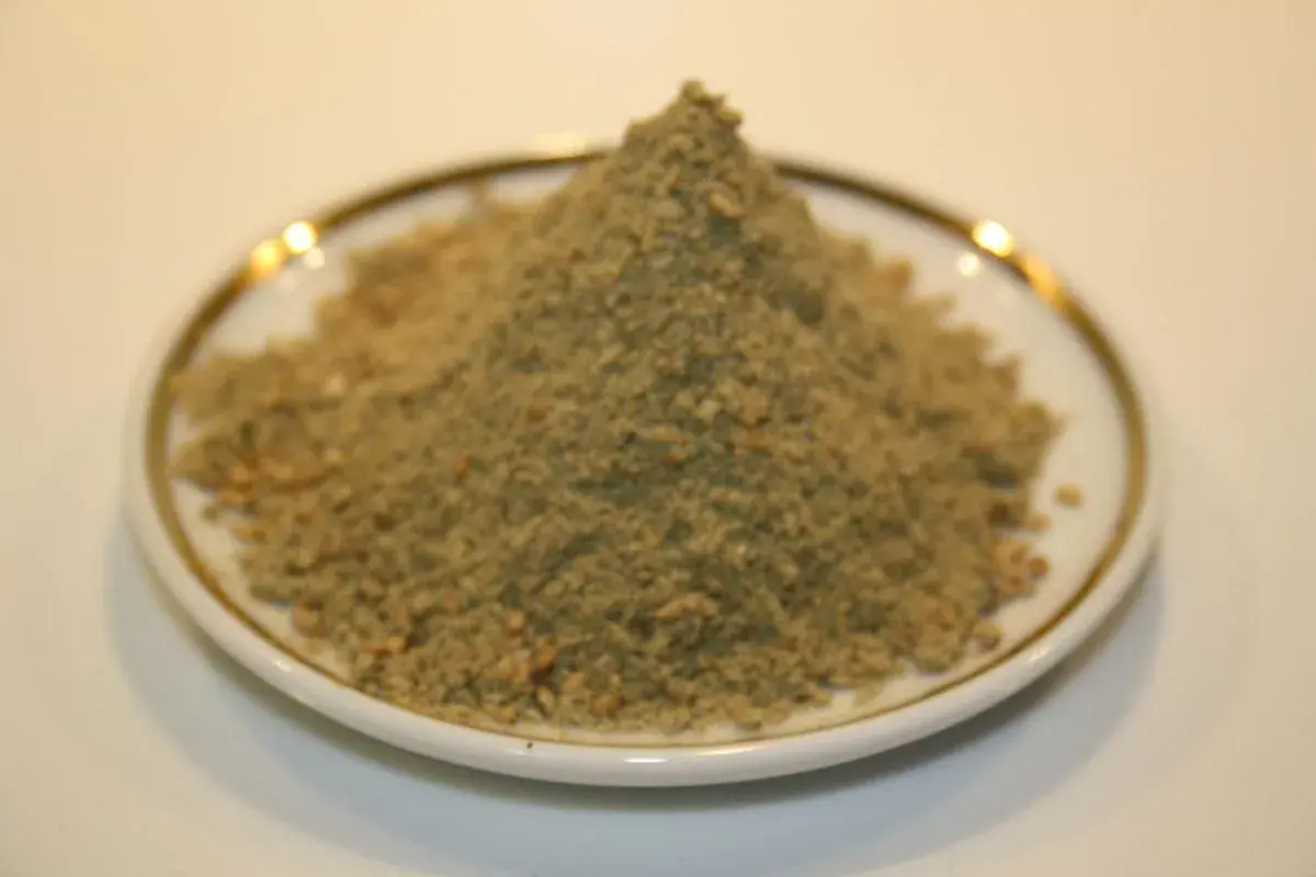 Ein kleiner Berg aus Zatar, einer würzigen Mischung aus Kräutern, Sesam und Sumach, liegt auf einem Teller.