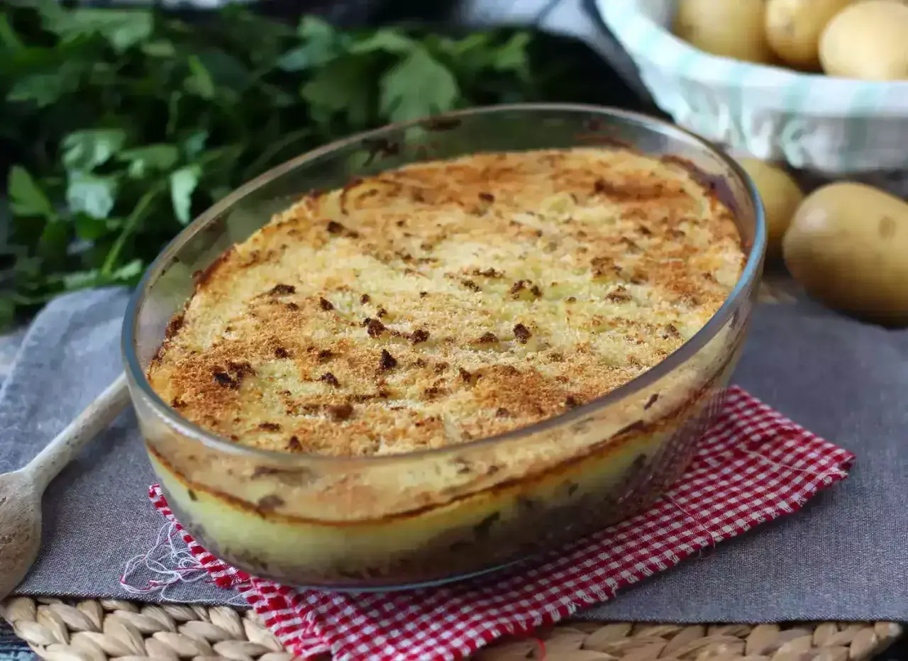 Herzhaftes Hachis Parmentier in einer Glasform, goldbraun überbacken, mit Kartoffeln und Hackfleisch.