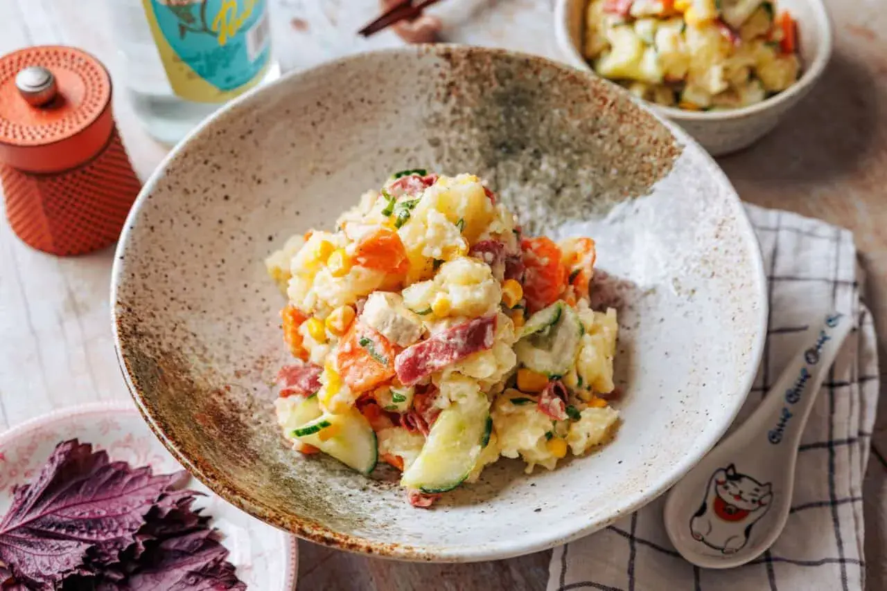 Ein cremiger japanischer Kartoffelsalat mit Kartoffeln, Gurken, Karotten und Mais.