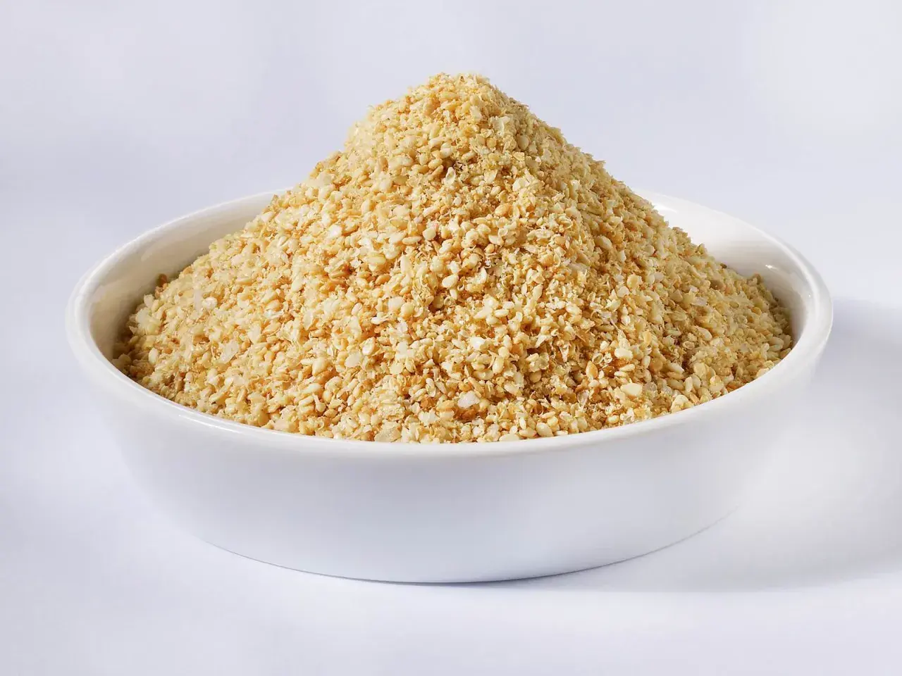 Ein Berg aus geröstetem Sesam und Salz, bereit für ein einfaches Gomasio Rezept. Perfekt zum Würzen!