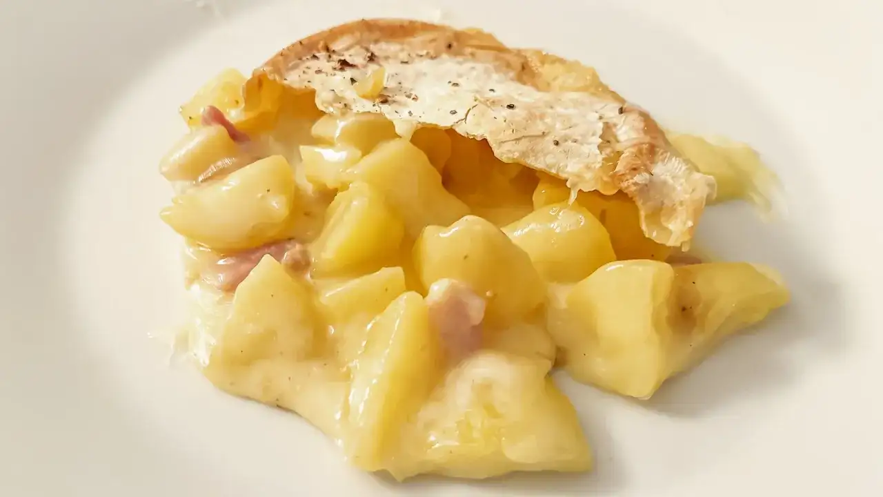 Herzhaftes Tartiflette-Rezept: Kartoffeln, Speck und Käse in cremiger Sauce, überbacken mit knusprigem Teig. Ein Genuss!