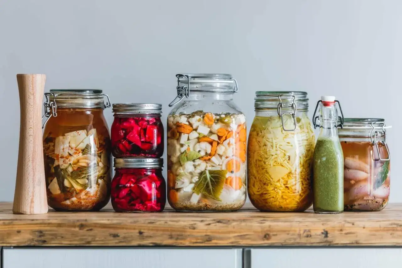 Mehrere Gl&auml;ser mit fermentiertem Gem&uuml;se, darunter rote Bete, Blumenkohl und Karotten. Ein Glas enth&auml;lt fermentierten Pfeffer.