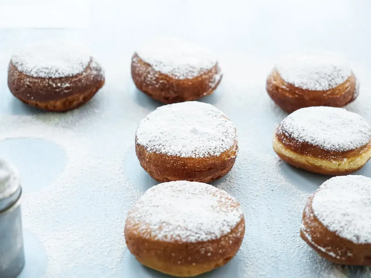 Leckere Beignets, best&auml;ubt mit Puderzucker, warten auf ein k&ouml;stliches Beignets Rezept.