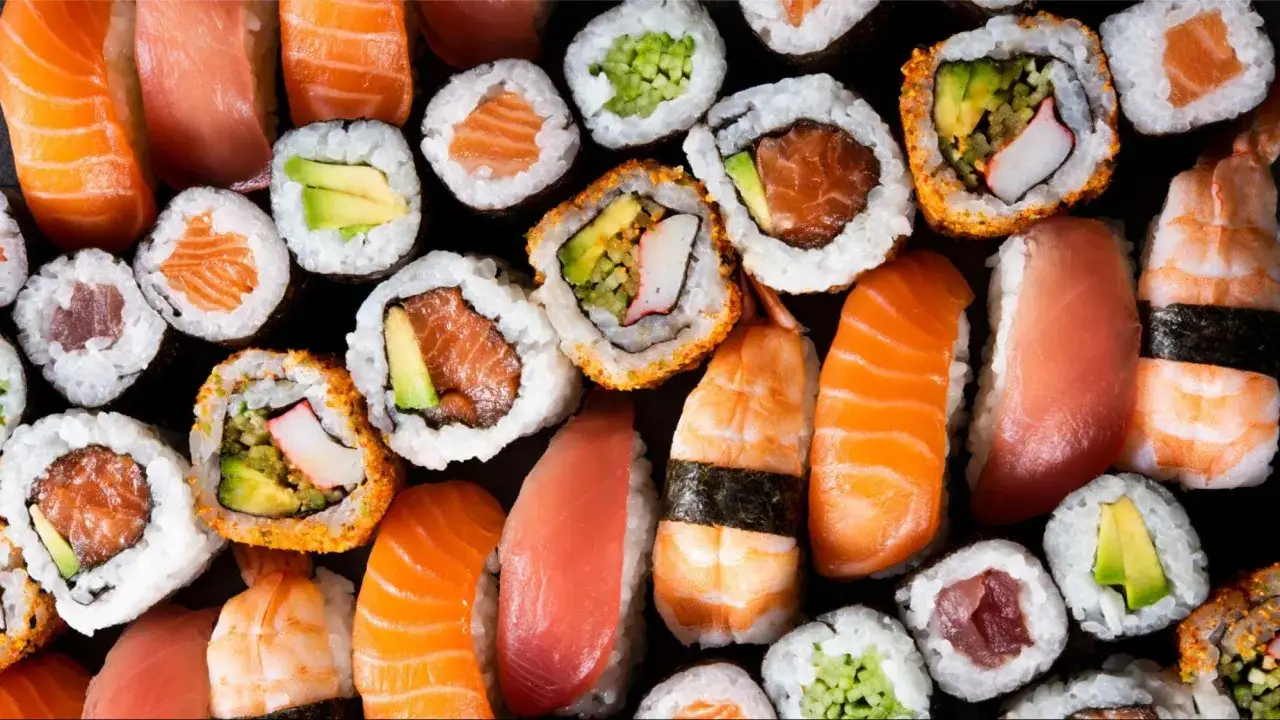 Vielfalt an Sushi: Lachs, Thunfisch, Avocado und Garnelen – alles, was passt zu Sushi, appetitlich arrangiert.