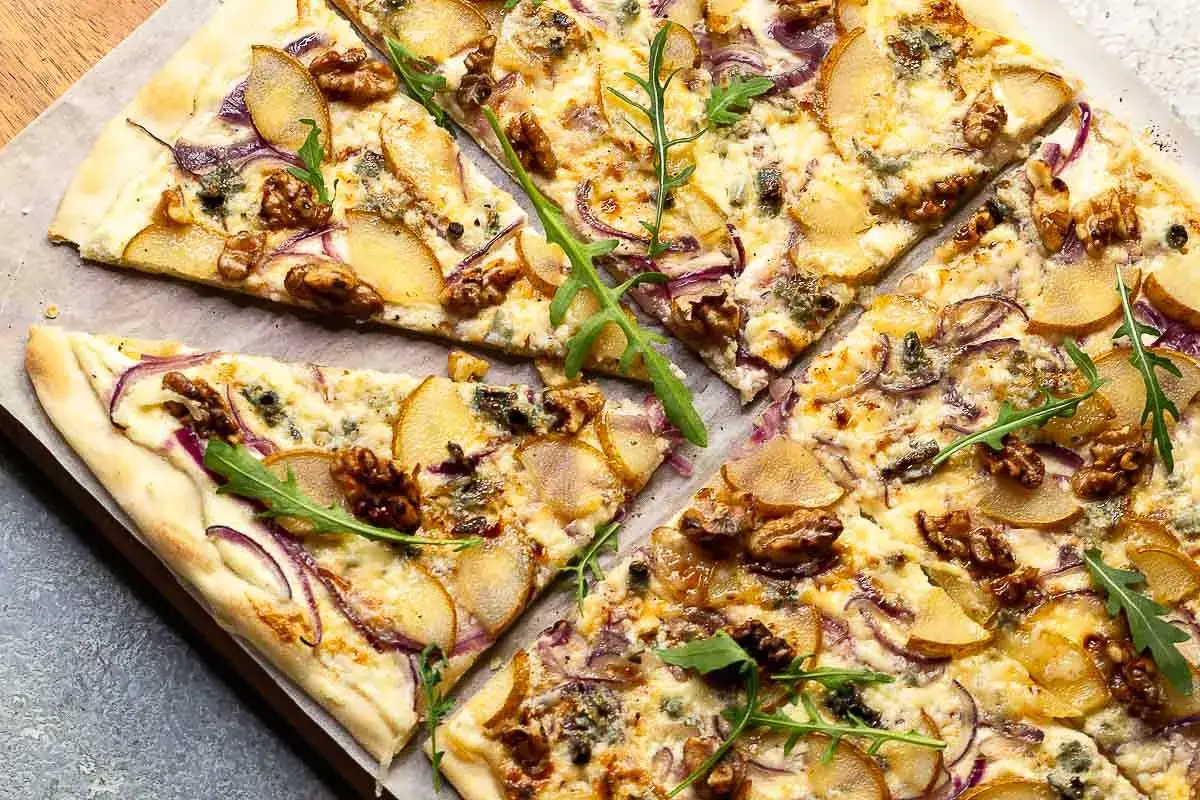 Flammkuchen mit Birne, Waln&uuml;ssen und Blauschimmelk&auml;se. Ein k&ouml;stlicher rezept flammkuchen belag, der s&uuml;&szlig; und herzhaft kombiniert.