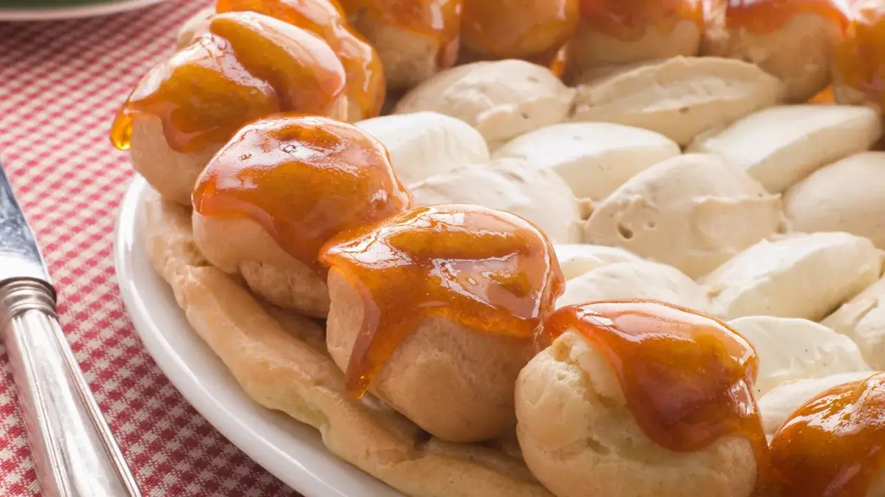 Ein k&ouml;stlicher Saint Honor&eacute; mit karamellisierten Brandmasse-B&auml;llchen und Sahne.