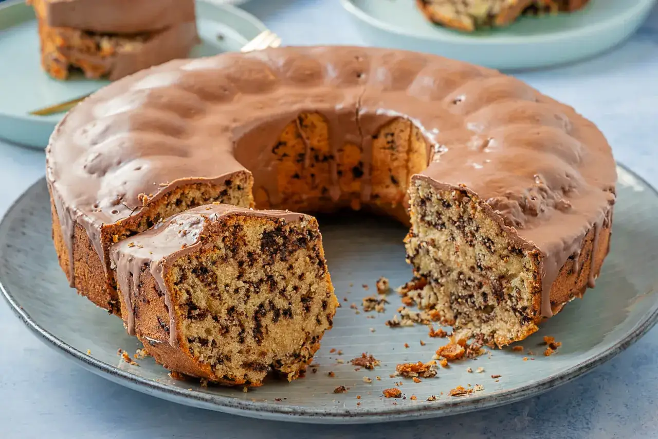 Ein saftiger Kuchen mit Schokoladenst&uuml;ckchen, &uuml;berzogen mit glatter Schokoladenglasur. Dieser Kuchen mit 12 Eiern sieht k&ouml;stlich aus!