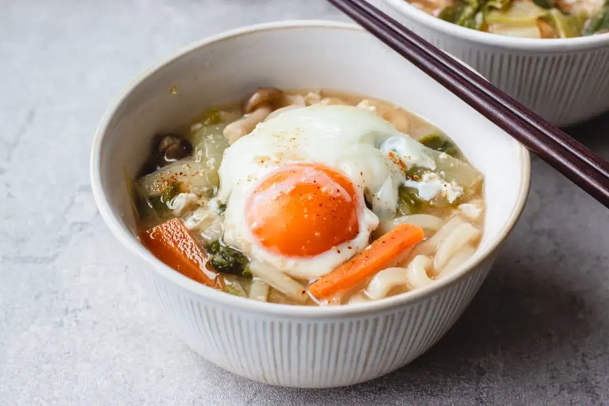 Herzhaftes Miso Udon mit einem perfekt pochierten Ei, Karotten und Pilzen. Ein Genuss f&uuml;r kalte Tage.