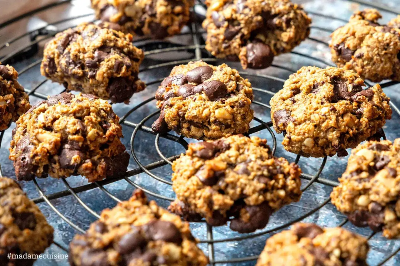 Saftige cookies mit haferflocken und schokolade, frisch gebacken und auf einem Gitter abk&uuml;hlen lassend.