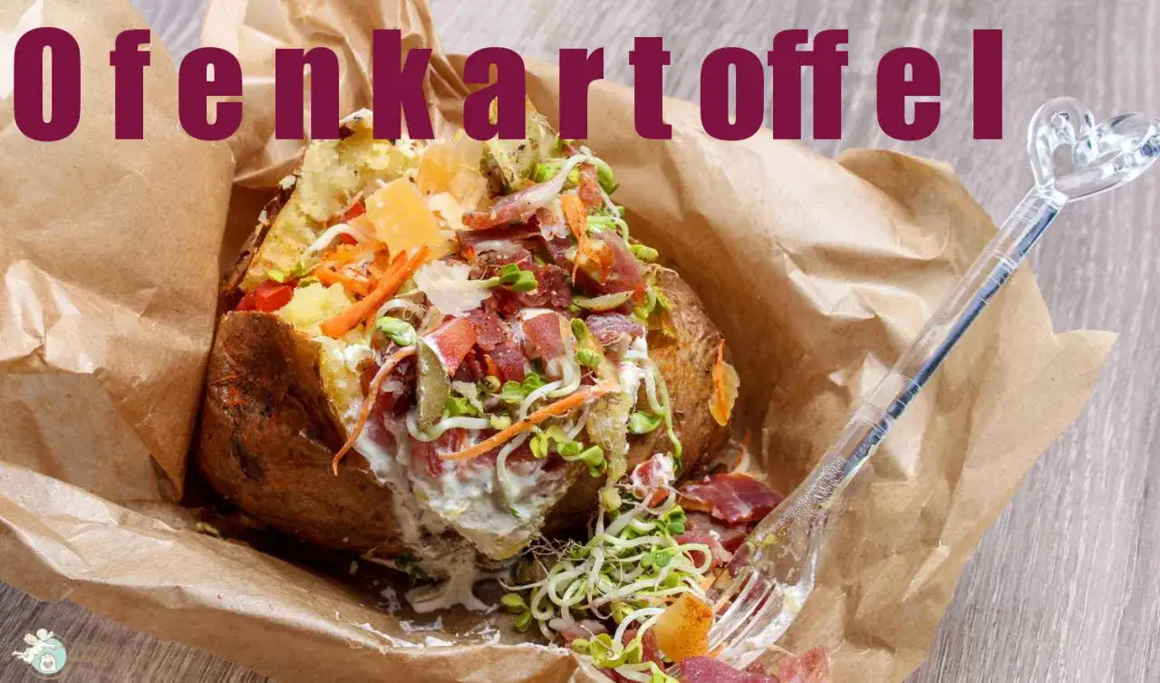 Eine Ofenkartoffel, gef&uuml;llt mit cremiger So&szlig;e, Speck, geraspelten Karotten und Sprossen. Ein echter 