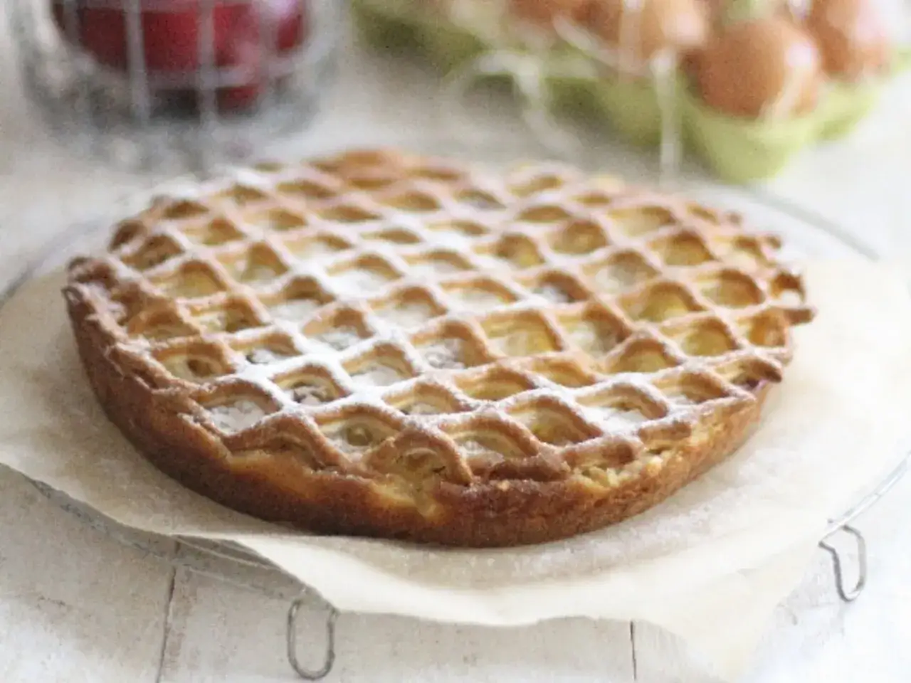 Goldbrauner Apfelkuchen mit Gittermuster, bestäubt mit Puderzucker. Ein Klassiker nach american pie recipe, bereit zum Genießen.