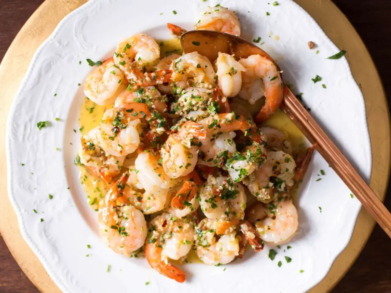 Saftige Garnelen in Knoblauch-Kr&auml;uter-Sauce, ein einfaches Gericht, das perfekt zu unseren scampi rezepte in der pfanne passt.