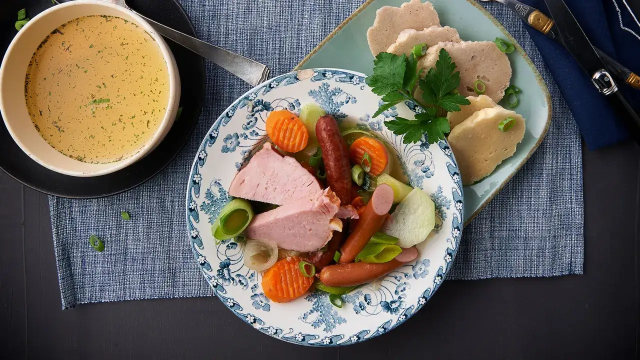 Herzhaftes Gericht mit Fleisch, W&uuml;rstchen, Gem&uuml;se und Kl&ouml;&szlig;en. Ein kig ha farz f&uuml;r Genie&szlig;er.