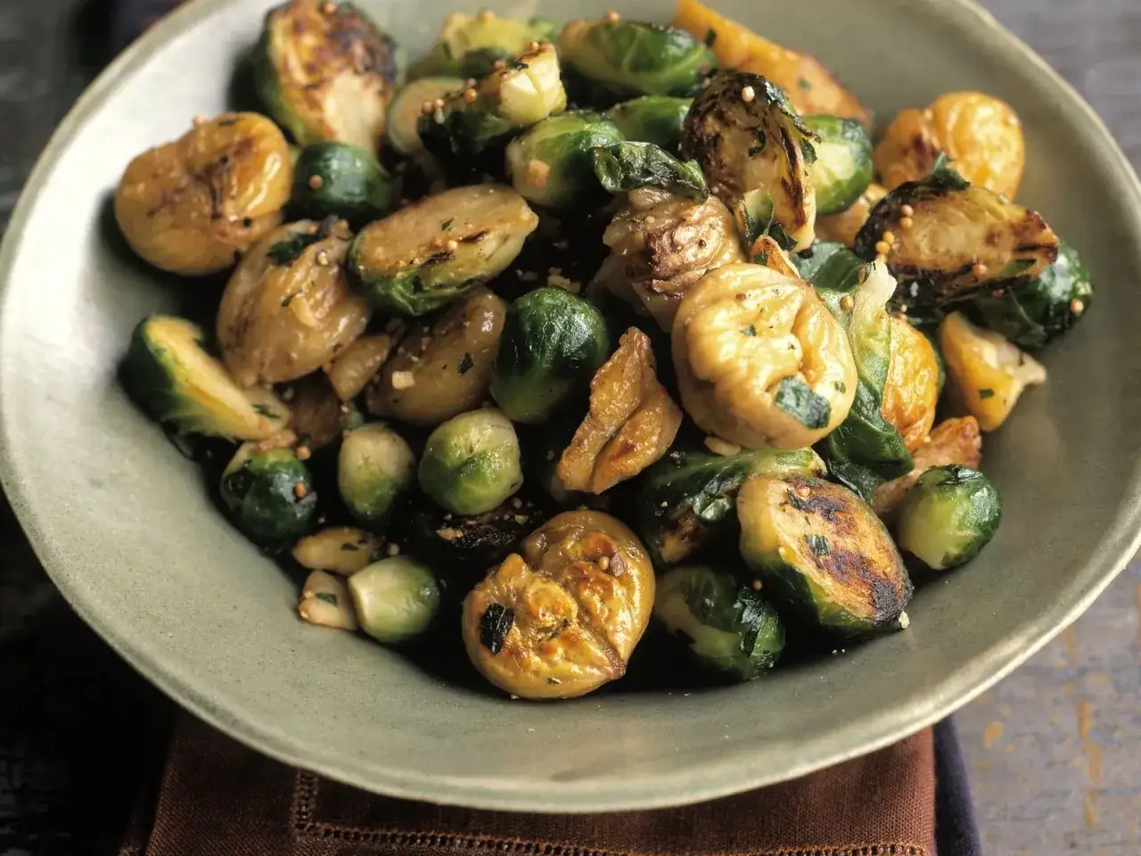 Herzhaftes Gericht mit ger&ouml;steten Rosenkohlr&ouml;schen und Maronen, verfeinert mit Kr&auml;utern und Senfk&ouml;rnern. Perfekt f&uuml;r Maronen Rezepte herzhaft.