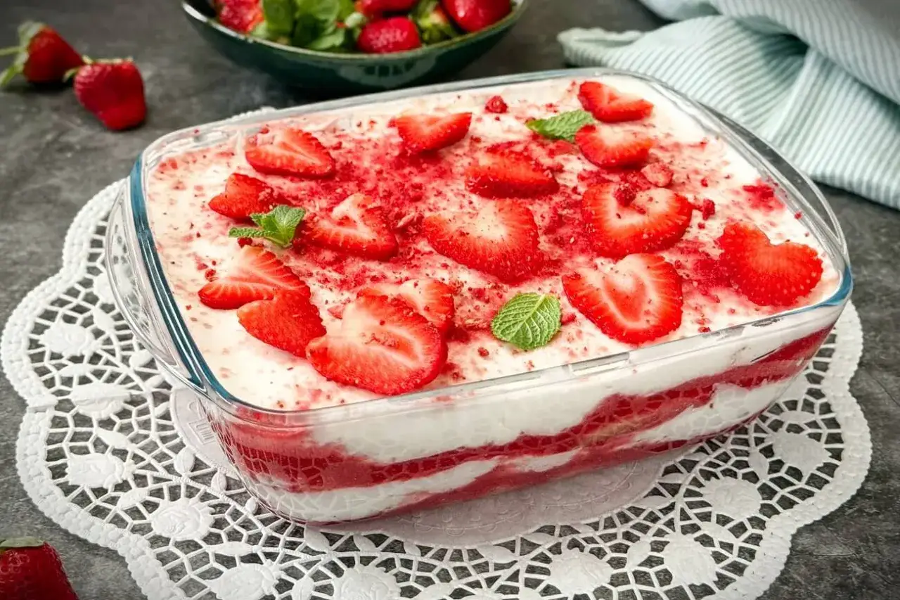 Schicht für Schicht ein Genuss: Dieses Erdbeer-Tiramisu ohne Ei ist mit frischen Erdbeeren und Minze dekoriert.