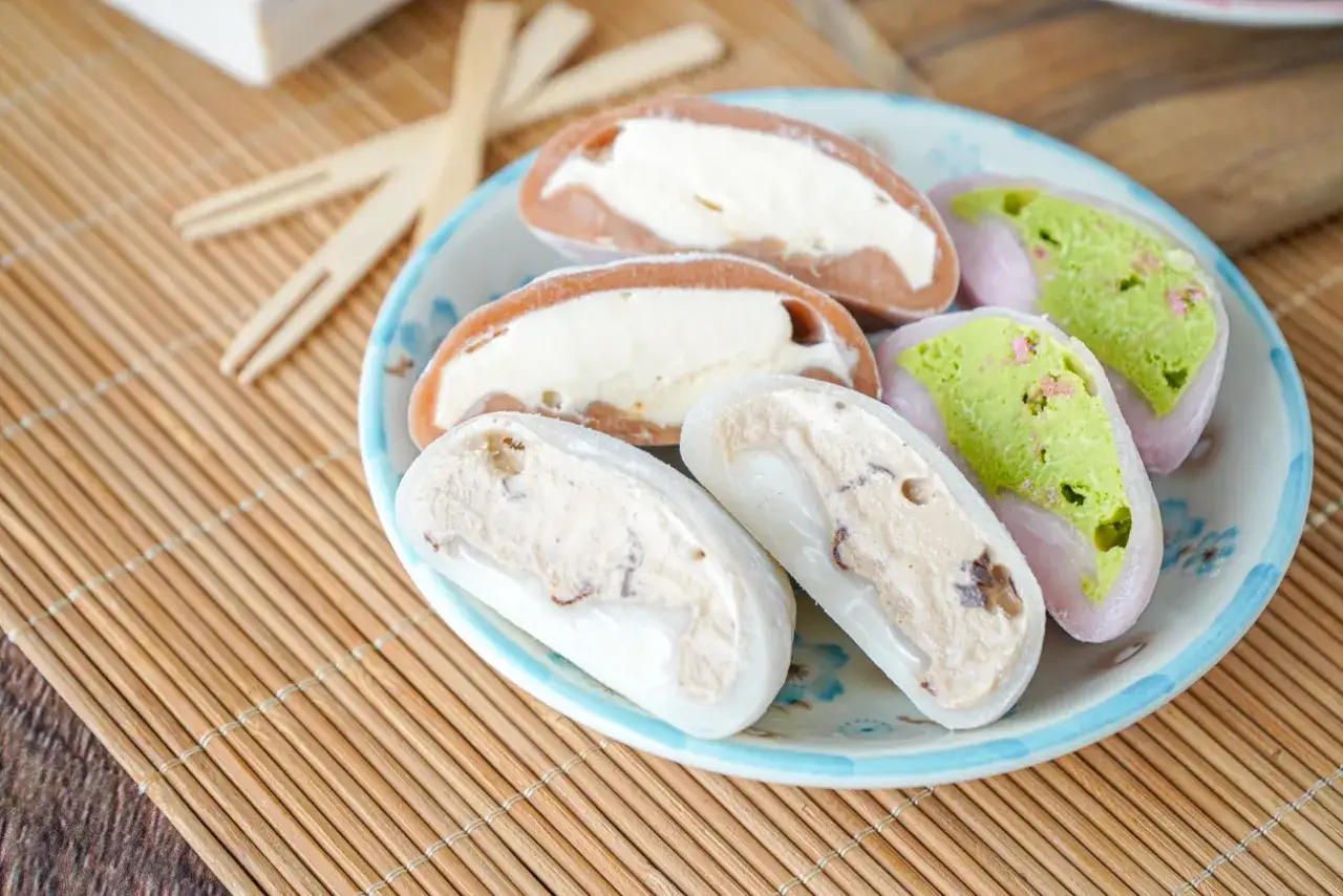 Bunte mochis eis mit verschiedenen F&uuml;llungen, darunter Vanille, Matcha und Nuss.
