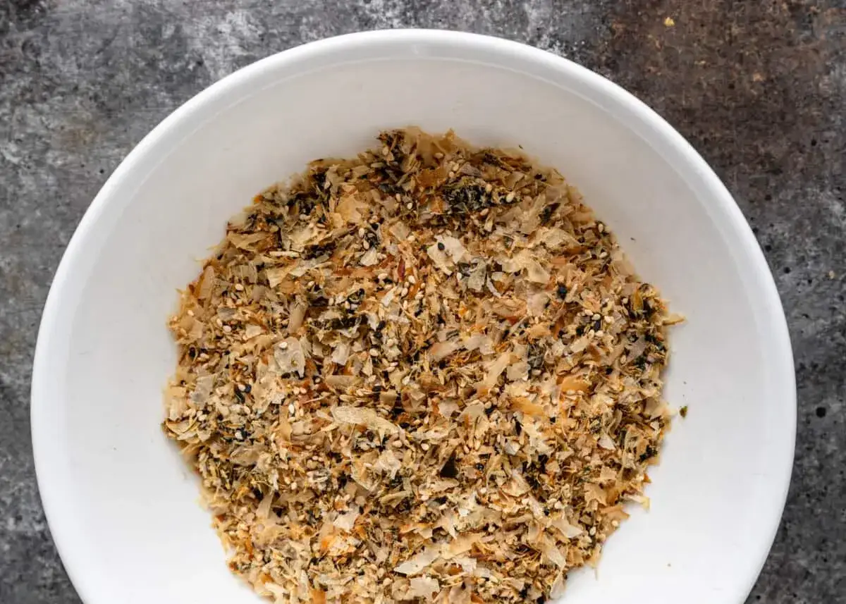Eine Sch&uuml;ssel mit selbstgemachtem Furikake, einer japanischen Gew&uuml;rzmischung aus getrocknetem Fisch, Sesam und Algen.