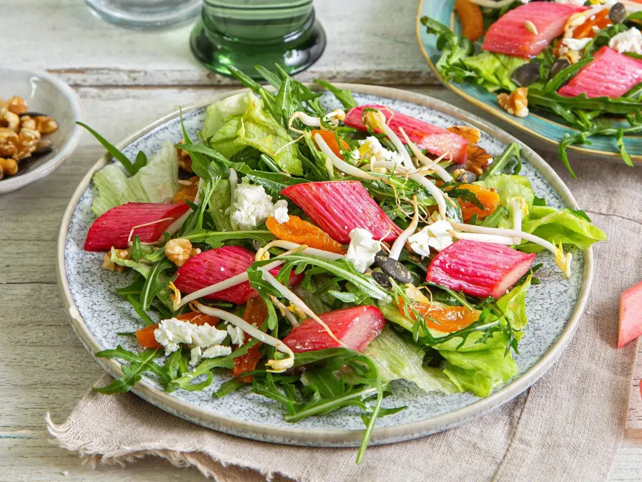 Ein bunter Salat mit Rhabarberst&uuml;cken, N&uuml;ssen und K&auml;se zeigt, was man mit Rhabarber machen kann: eine erfrischende Vorspeise.